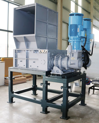 คอนเทนเนอร์โฟมกลองสีน้ำเงิน HDPE สี่แกนแกนเครื่องย่อยพลาสติกรีไซเคิล